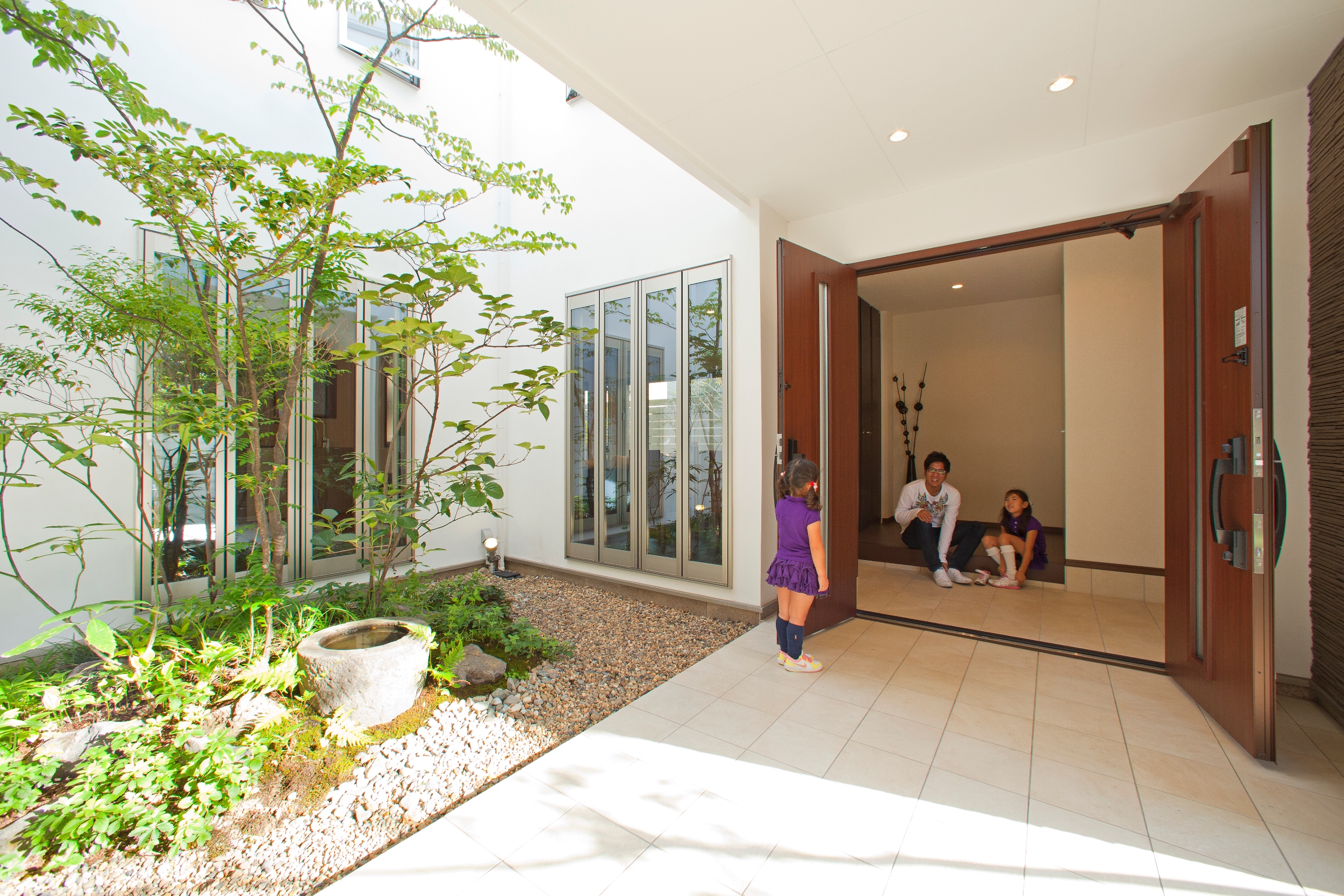 緑豊かな中庭が空間をつなぐ、明るく開放感のある家